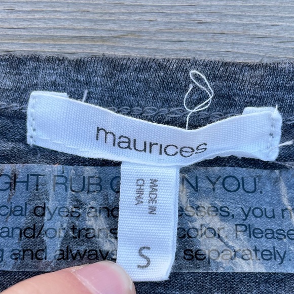 Maurice’s shirt - Picture 3 of 4